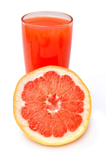 Foto um copo de suco de toranja fresco isolado no fundo branco. bebida vermelha. um alimento saudável e nutritivo para a saúde após o treinamento em esportes para queima de gordura