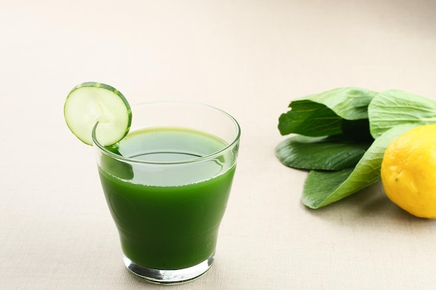 Um copo de Suco Verde, feito de pakcoy orgânico, pepino e limão, muito bom para a saúde.