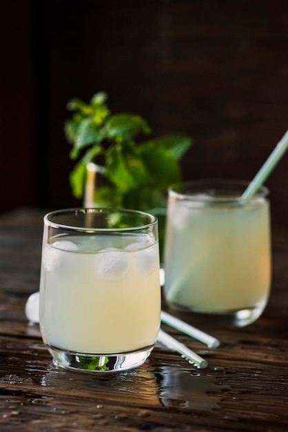 Um copo de um cocktail fresco