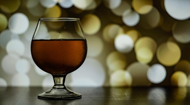 um copo de vinho no fundo de círculos de bokeh