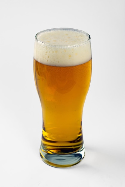 Foto um copo grande de cerveja fresca em um fundo branco conceito de dia de são patrício
