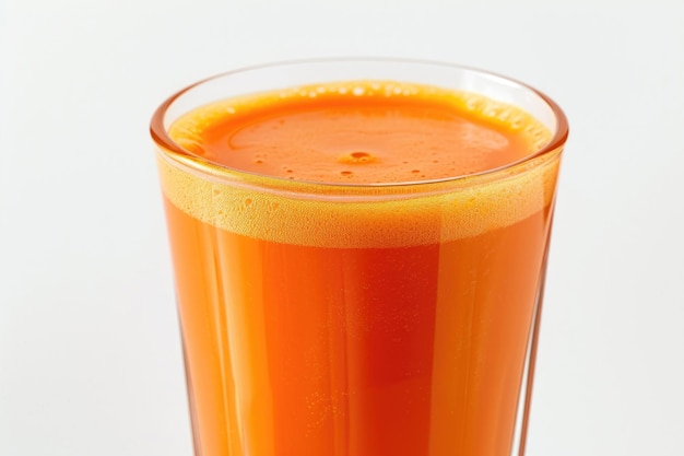 Um copo refrescante de suco de cenoura brilhando de vitalidade contra um fundo branco prístino