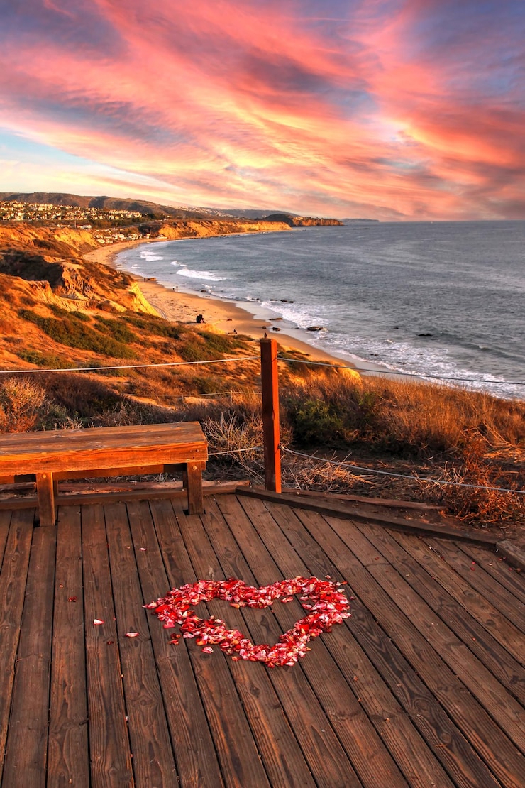 Foto um coração em um calçadão e banco no crystal cove state park na borda da praia de laguna