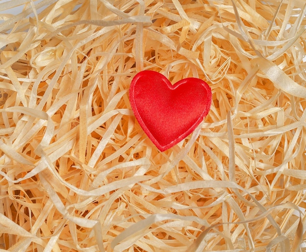 Um coração vermelho em uma lasca de madeira decorativa Solitude Love Valentine's Day