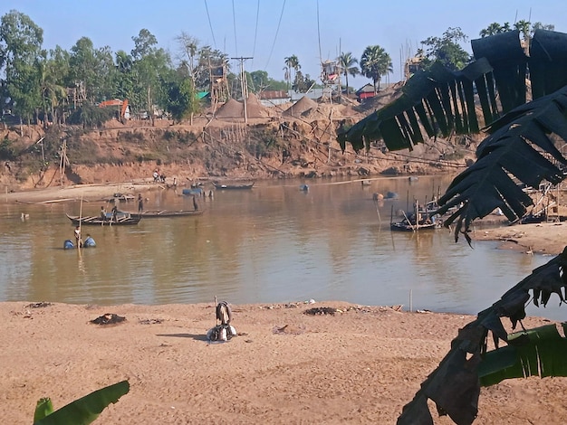 Um corpo de água com barcos e pessoas nele