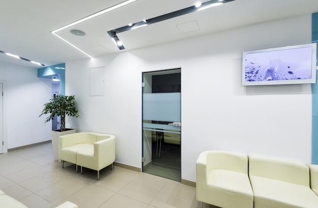 Foto um corredor interior da clínica moderna