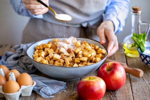 Um cozinheiro está preparando um recheio para torta de maçã