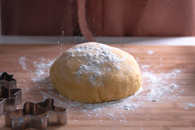 Um cozinheiro está preparando uma massa de biscoito Massa de biscoito amanteigado para biscoitos