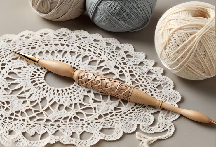 Foto um crochet com uma alça de madeira senta-se em uma mesa ao lado de algum fio