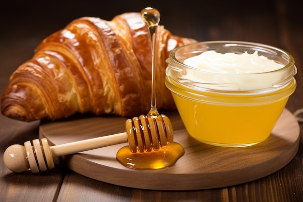 Um croissant com um lado de iogurte grego e mel