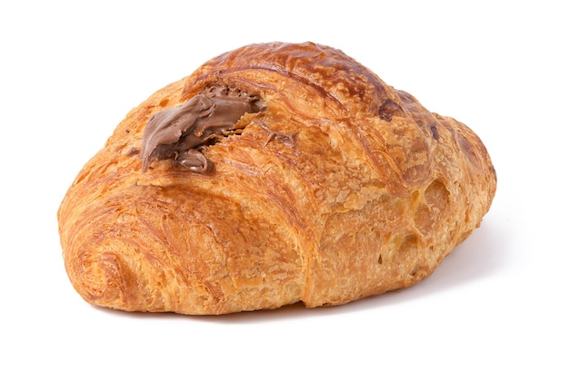 Um croissant de chocolate assado em um fundo branco isolado uma deliciosa sobremesa e café da manhã