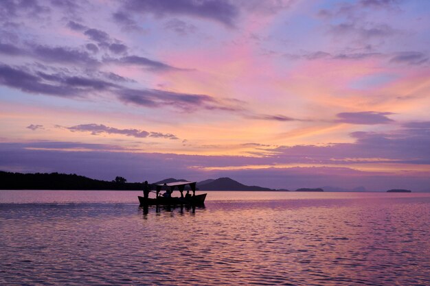 Um cruzeiro pela manhã com a gôndola local de Thung Yee Peng, Ko Lanta, Krabi, Tailândia.