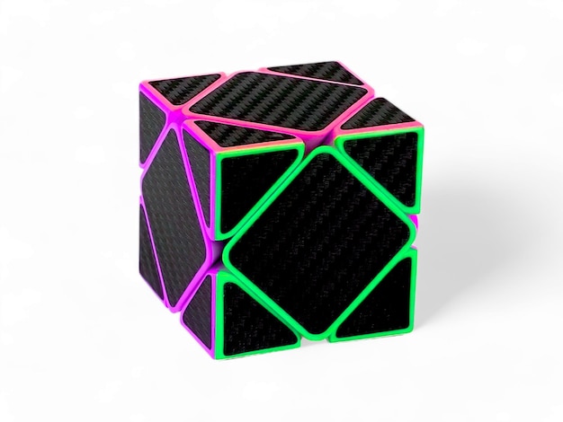 Um cubo com um desenho preto e verde isolado no branco