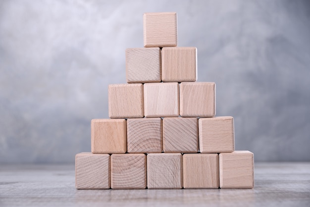 Foto um cubo de madeira em branco em cima da mesa.