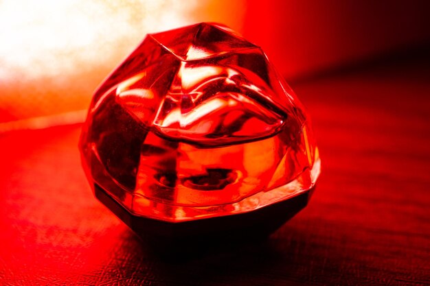 Um cubo de vidro vermelho com fundo vermelho e a palavra "amor" nele.