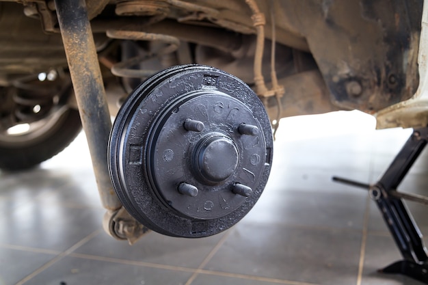 Um cubo traseiro do carro após a remoção do pneu e da roda