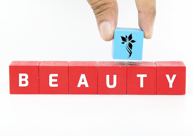 Um cubo vermelho com uma flor azul que diz beleza.