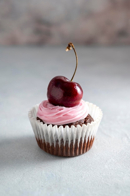 Um cupcake de chocolate com cereja Deleite de bolo de aniversário