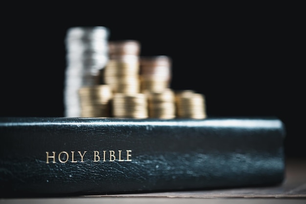 Um décimo ou dízimo é a base na qual a Bíblia nos ensina a dar um décimo das primícias a Deus moedas com a Bíblia Sagrada Conceito bíblico de generosidade cristã de oferta e dízimo na igreja