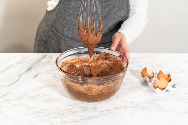 Um delicioso bolo de chocolate em preparação.