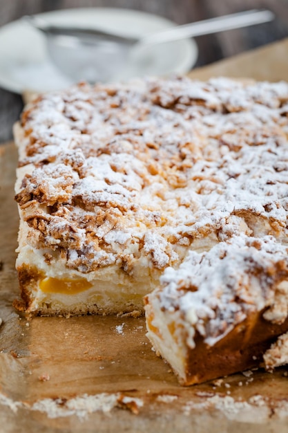 Um delicioso bolo de queijo caseiro com pêssegos melhor do que da padaria.