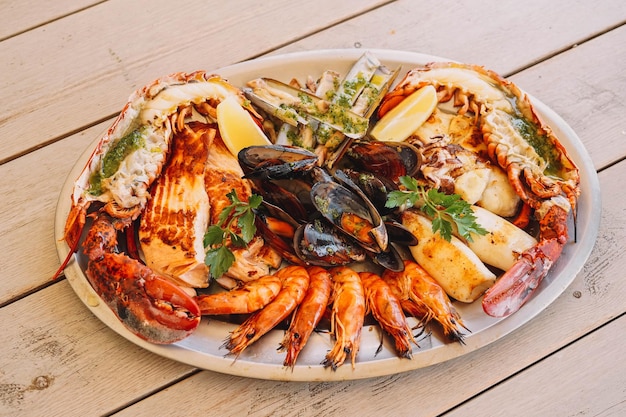 Um delicioso churrasco de frutos do mar com mexilhões camarões e lagosta