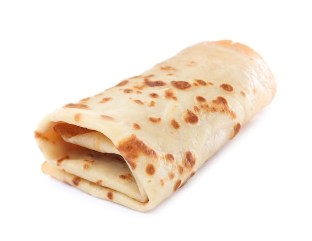 Um delicioso crepe enrolado isolado no branco