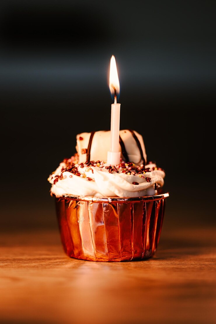 Foto um delicioso cupcake com velas e papel de cobre para celebrar a diversidade e a alegria.