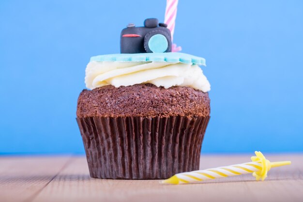 Um delicioso cupcake na mesa.