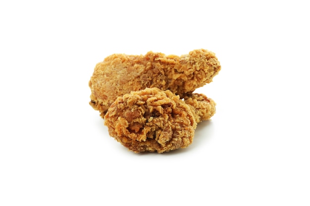 Um delicioso frango frito isolado em fundo branco.