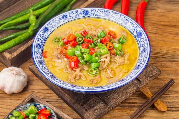 Um delicioso prato chinês cantonês com carne na sopa dourada