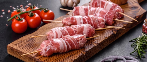 Um delicioso prato de carne moída de porco embrulhada com deliciosos pedaços de bacon