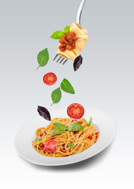 Um delicioso prato de macarrão fresco com molho.