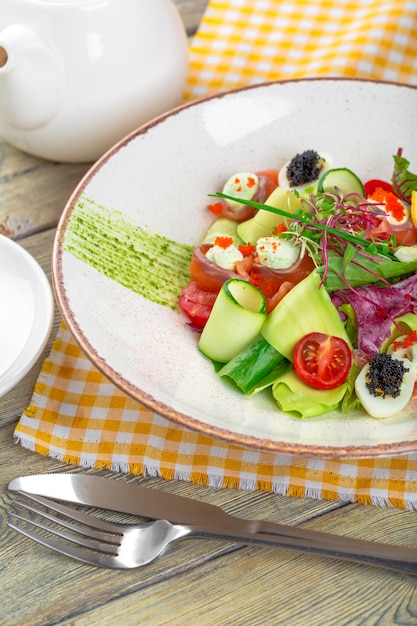 Um delicioso salmão defumado com salada