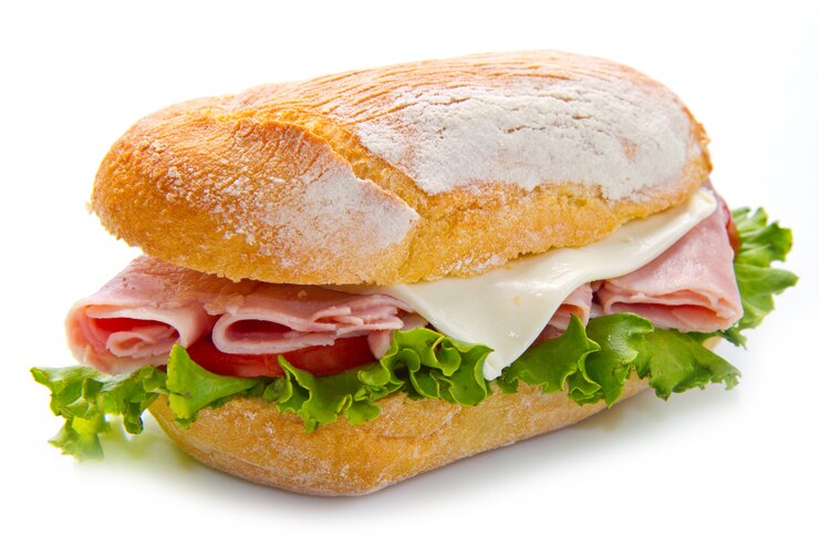 um delicioso sanduíche com presunto e salada