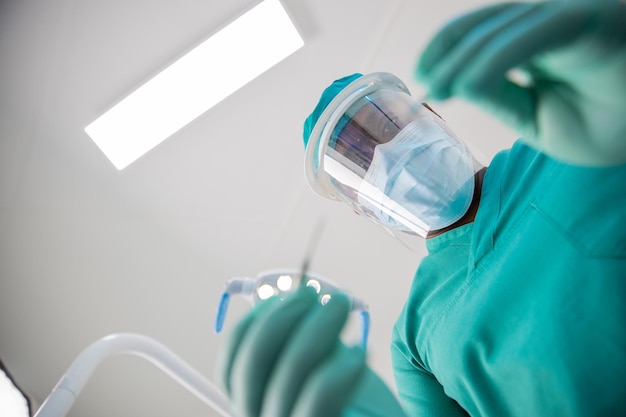 Um dentista durante uma visita a um paciente ponto de vista da boca do paciente