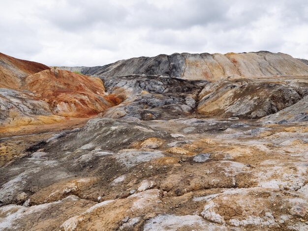 Um depósito de argila refratária uma pedreira para a extração de recursos naturais