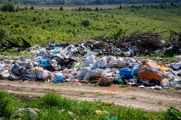 Foto um depósito de lixo a céu aberto que polui a terra