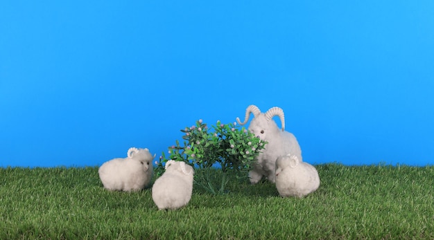 Um desenho animado de coelhos em um campo de grama