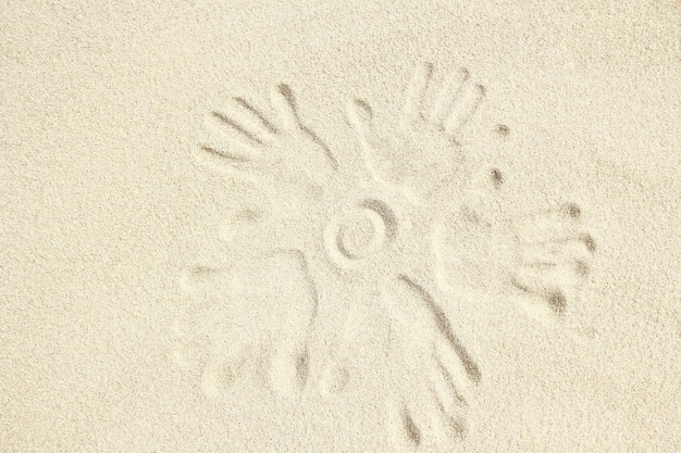 Um desenho na areia pelo fundo de viagens marítimas