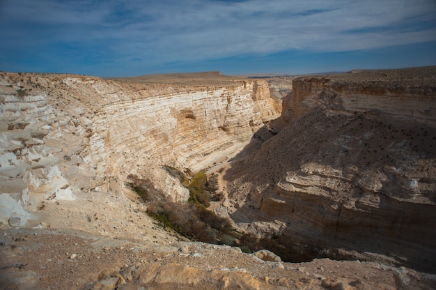 Um desfiladeiro no deserto de Israel em tempos de seca.