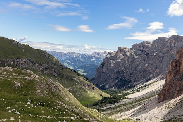 Um desfiladeiro pitoresco nas Dolomitas italianas Vista do topo em um dia ensolarado de verão