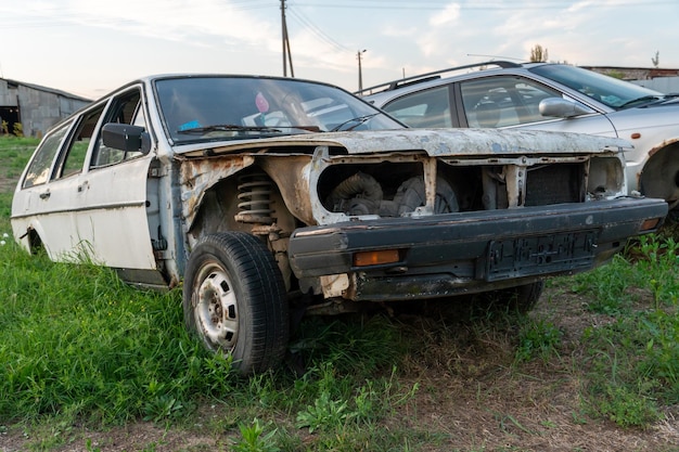 Um despejo de carros desmontados Carros antigos para desmontagem e reparo Detalhes detalhados do campo de acidentes automobilísticos