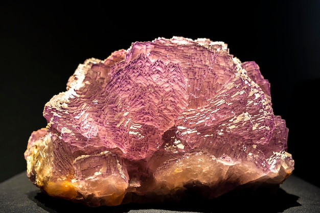 Um detalhe detalhado de um belo aglomerado de pedras minerais de cristal de quartzo vítreo