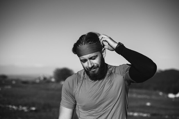 Um determinado atleta se preparando para o início do treinamento no topo da montanha ao nascer do sol