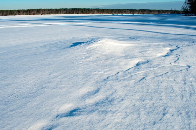 Um dia claro de inverno no rio Volga