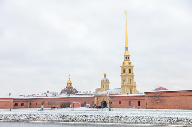 Foto um dia de neve na cidade de st. petersburgo