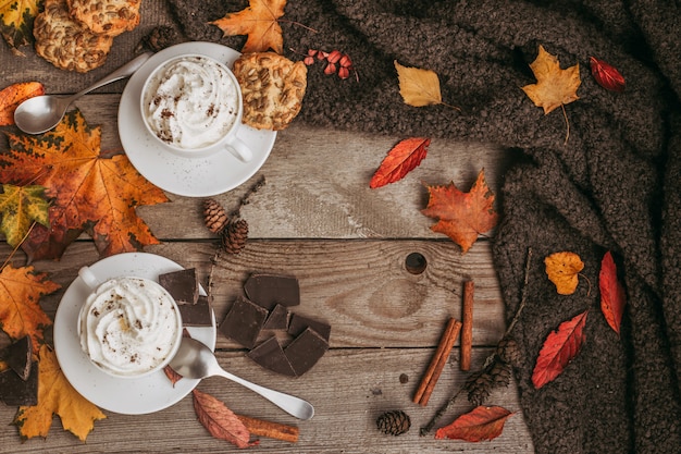 Um dia outonal, uma xícara de café saboroso em um fundo de madeira. Sazonal, café da manhã, domingo relaxante e ainda o conceito de vida. Com espaço de cópia.