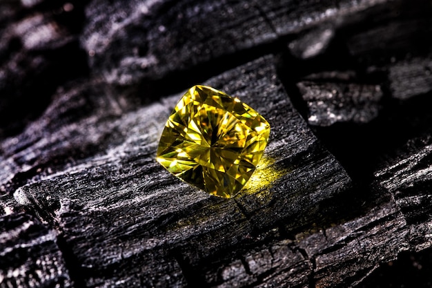 Um diamante amarelo está em um pedaço de madeira.