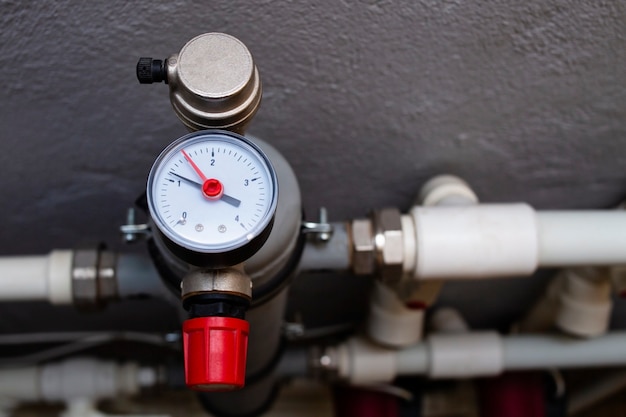Um dispositivo para medir a temperatura da água na válvula de alívio de pressão da tubulação do sistema de aquecimento
